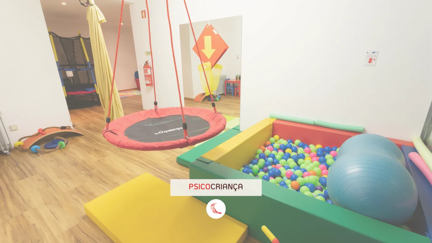 Sala de psicomotricidade da PsicoCriança, com baloiço e piscina de bolas